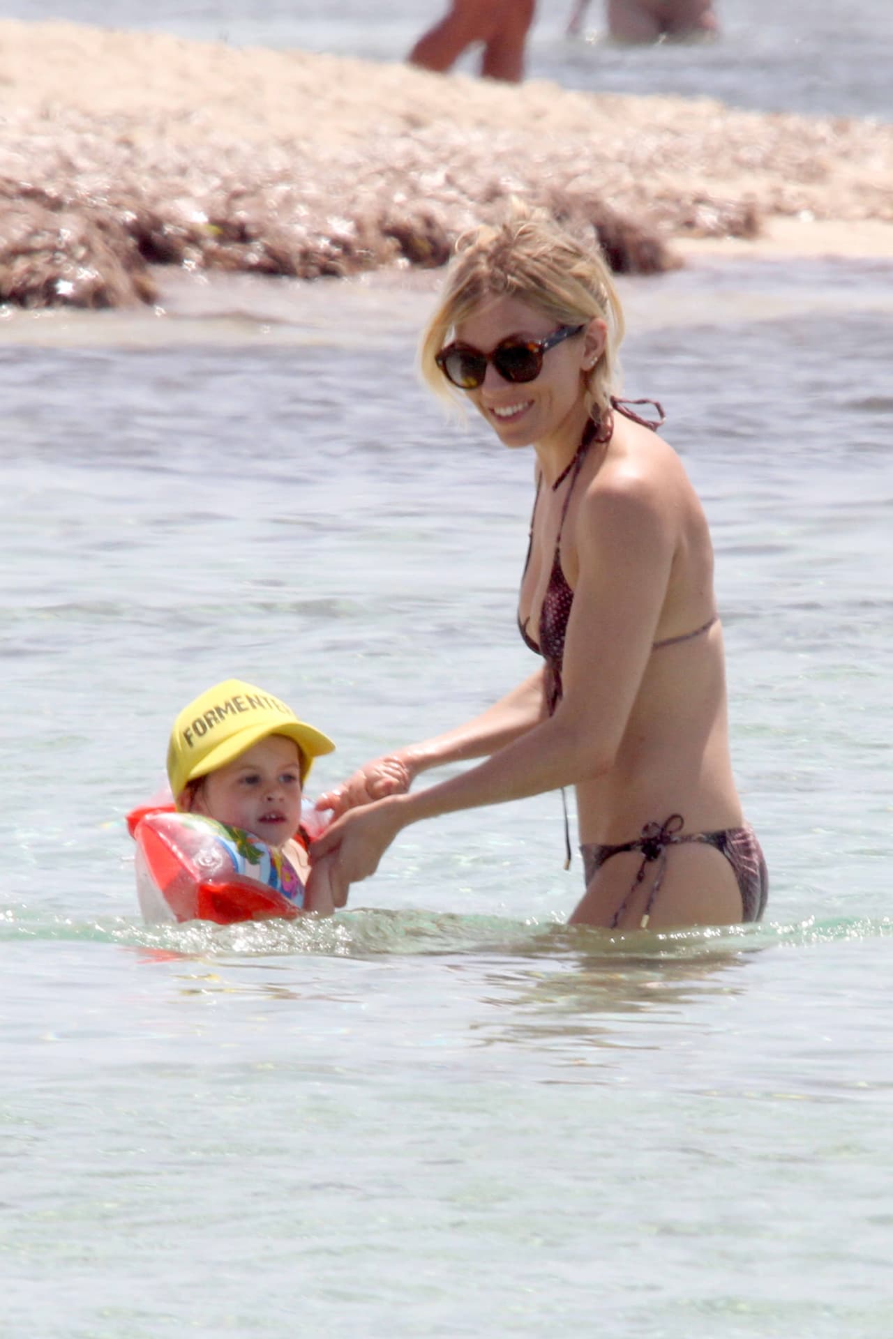 Sienna protegió mucho a su nena del Sol.