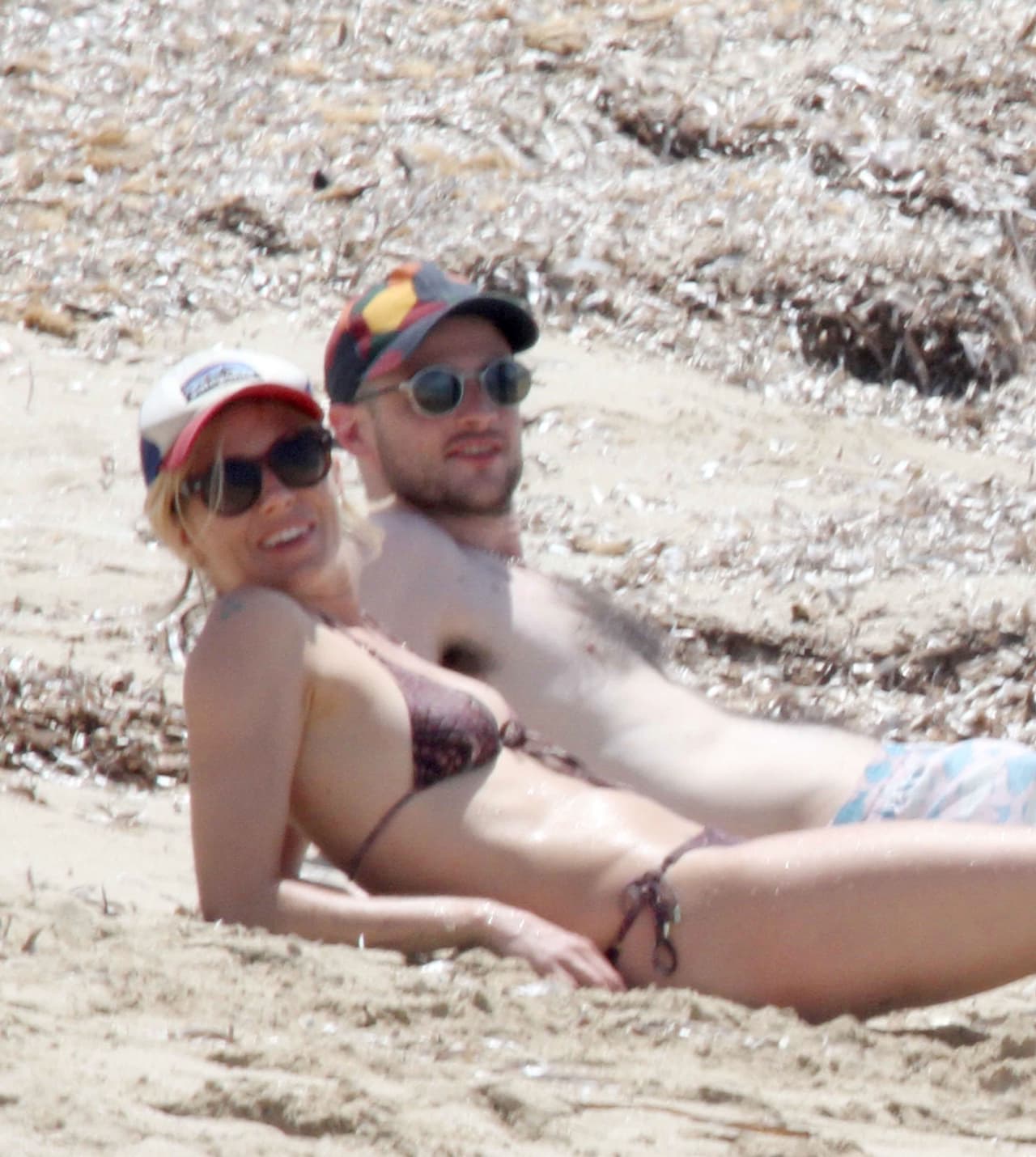 Tom y Sienna sonrieron para el fotógrafo.