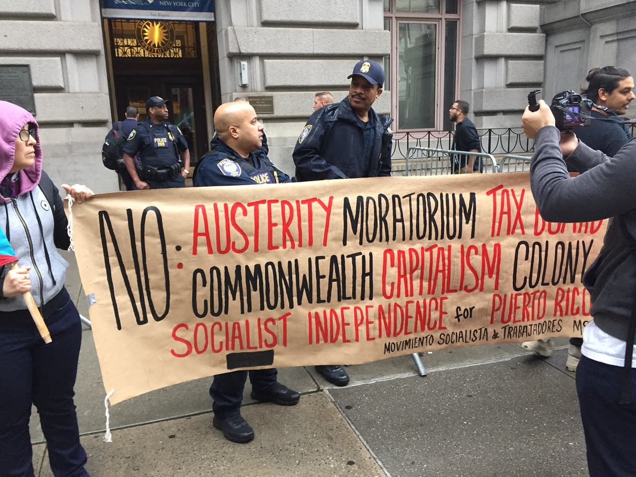 Desde tempranas horas de la mañana, decenas de personas se dieron cita en las afueras del edificio Alexander Hamilton del Servicio de Aduanas, como en San Juan, donde la Policía ha detenido a cinco personas.