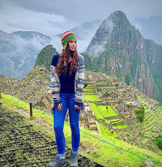 En el 2019, por ejemplo, le mostró a sus seguidores que domina los estilos casual y elegante por igual. Comenzó con un look relajado y aventurero en su visita a Machu Picchu: para elevar un conjunto de jeans con playera negra, añadió un suéter y gorro tejidos.