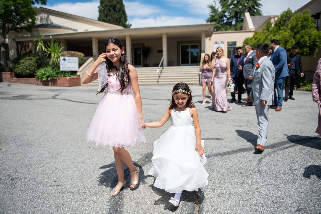 Ellas son sobrinas de Chiquis, quienes también tuvieron un rol importante en la ceremonia, reveló Juan Rivera en entrevista con Univision.