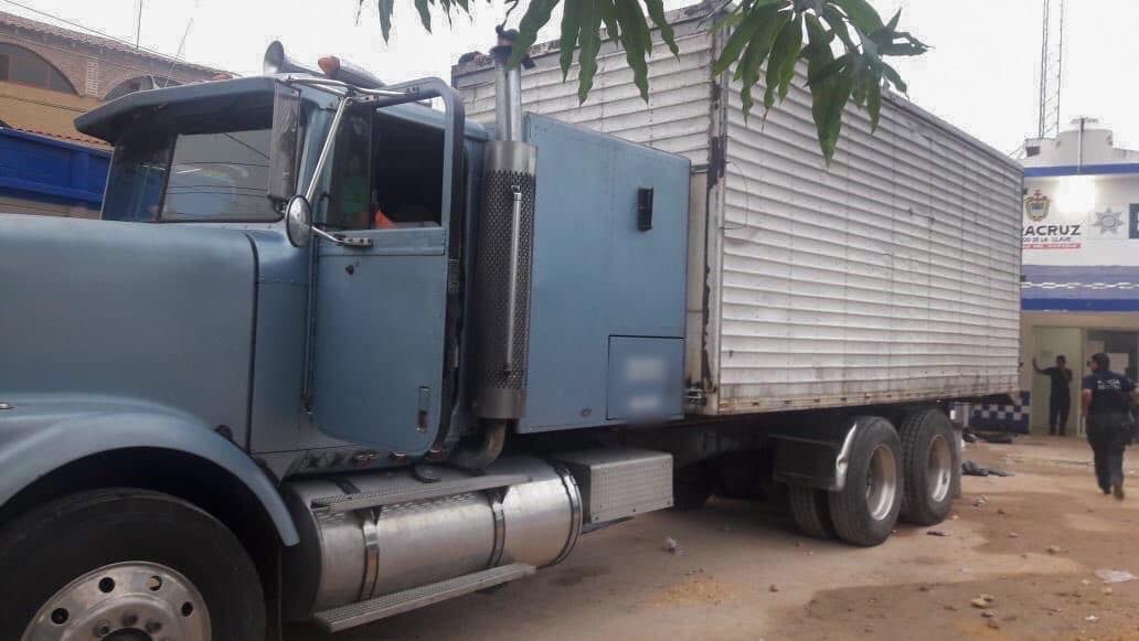 Uno de los camiones donde 239 migrantes centroamericanos eran trasladados en condiciones de hacinamiento.