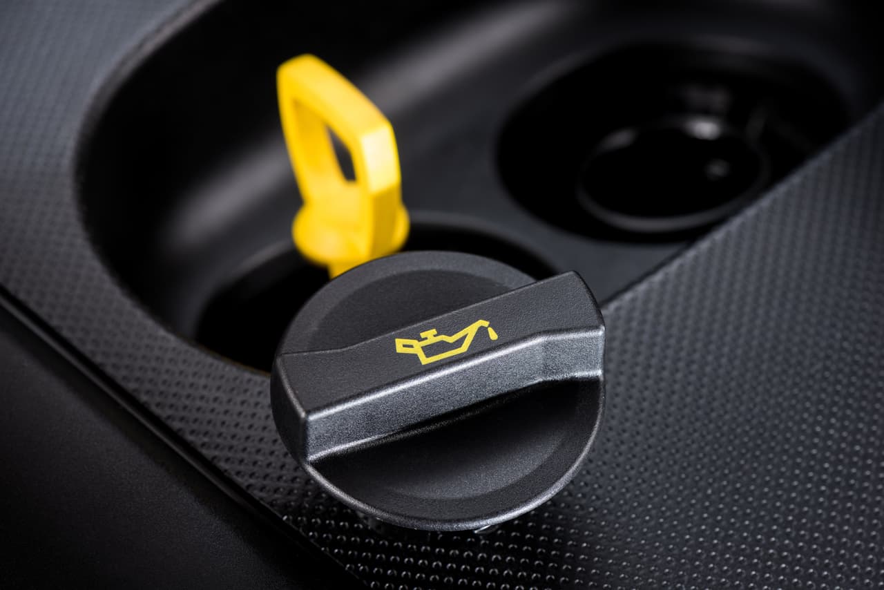 9) 
<b>Retira la tapa</b> para el rellenado del aceite del motor. No intentes rellenar el aceite por el orificio de la varilla.