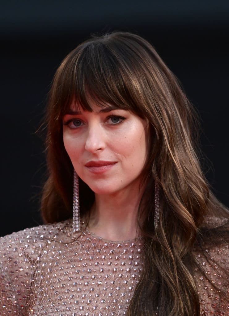 Este corte es fácil de mantener y puedes añadirle el flequillo para priorizar tu mirada. Tal como lo hizo con 
<b>Dakota Johnson</b>, que se caracteriza por mantener su cabello largo.