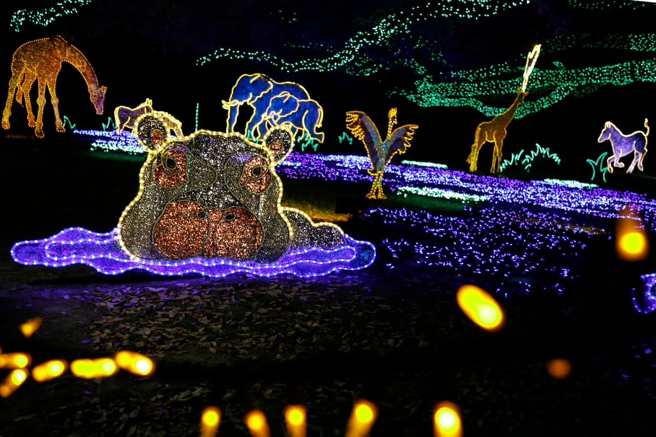 Entre las decoraciones se destacan las figuras de animales y sus hábitats.