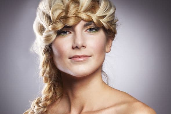 ¡No te compliques!, sólo es una trenza sencilla que rodea el rostro.