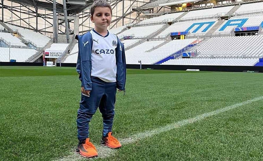 Fans de Ajaccio atacan y queman camiseta de Kenzo, niño con cáncer terminal