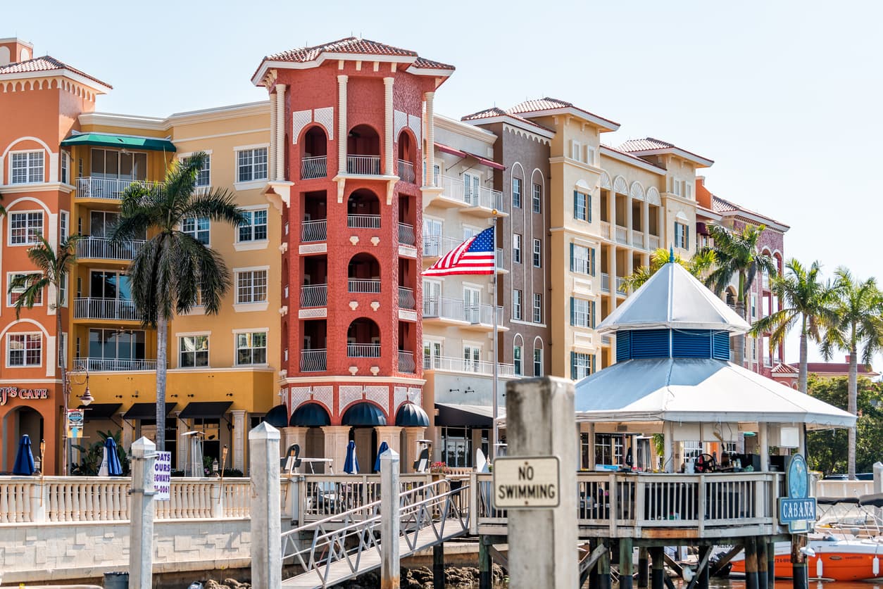 <b>Puesto 1. Naples, Florida.</b>
<br>
<br>Precio promedio de una residencia unifamiliar: 400,000 dólares.
<br>Renta mensual: 4,500 dólares.
<br>Cuota inicial del 20% para hipoteca: 79,800 dólares.
<br>Pago mensual de la hipoteca (luego del 20% de inicial): 1,702 dólares. 
<br>Diferencia entre alquiler e hipoteca mensual: 2,798 dólares.
<br>Ahorro al comprar en lugar de alquilar: 33,576 dólares al año.