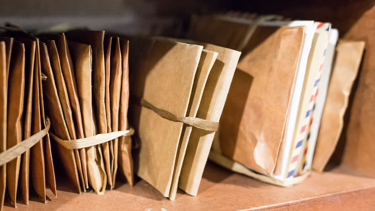 <h3 class="cms-H3-H3">El ZIP+4: la lupa del correo </h3>En 1983, el USPS añadió una extensión de cuatro dígitos (ZIP+4)
<b> para ubicar direcciones con aún más precisión.</b>
<br>Por ejemplo, 10001-2345 puede corresponder a
<b> una manzana, un piso de un edificio o una casilla postal dentro de una oficina. </b>
<br>No es obligatorio usarlo, pero mejora la velocidad y precisión en el procesamiento de grandes volúmenes de correo, sobre todo en empresas o instituciones.