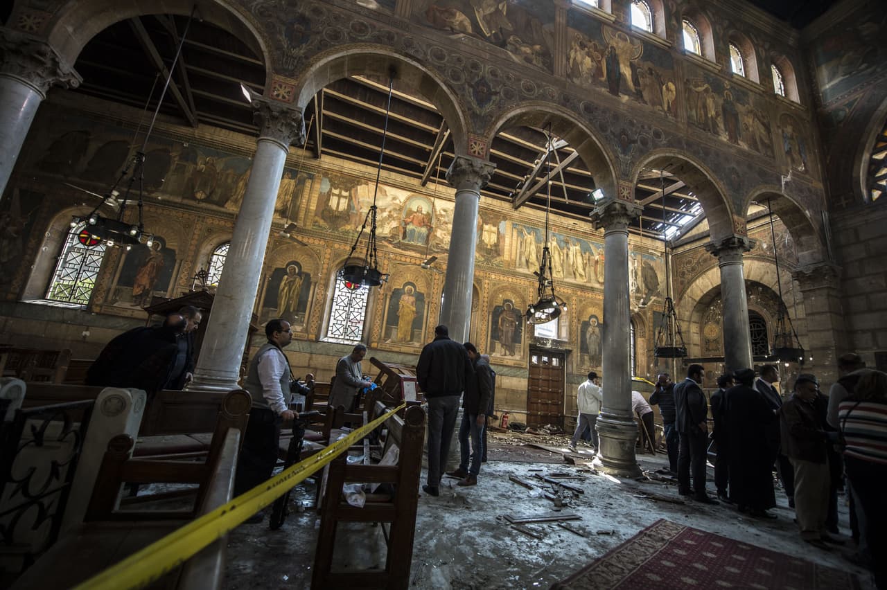 Una bomba estalló en la iglesia de San Pedro y San Pablo, junto a la catedral copta de San Marcos de El Cairo. El ataque ha dejado al menos 25 muertos y 40 heridos.