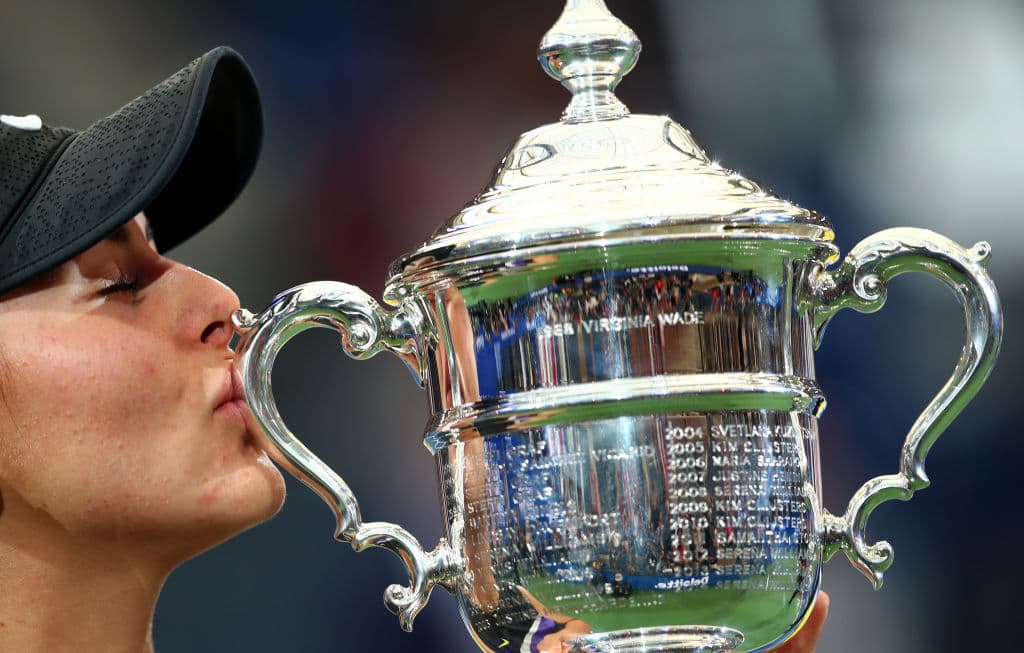 El aplomo de Andreescu fue admirable, más ante el hecho de que es la primera mujer que se consagra campeona en Flushing Meadows en su debut en el cuadro principal del torneo en la Era Abierta que comenzó en 1968. Ese fue el año en el que se permitió la participación de los profesionales en los Slams.
