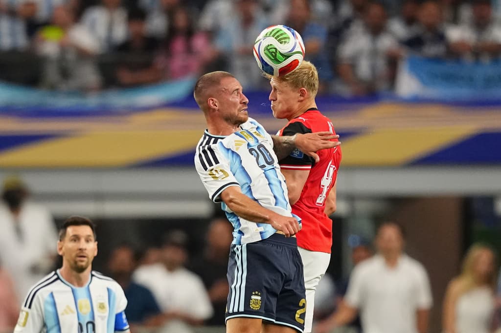Alexis Mac Allister, de Argentina, pelea fuerte el balón contra Xaver Schlager, durante una de las jugadas del primer tiempo. El partido ha estado caracterizado por un dominio argentino; sin embargo, la escuadra de Austria ha generado claras oportunidades de gol para su equipo.