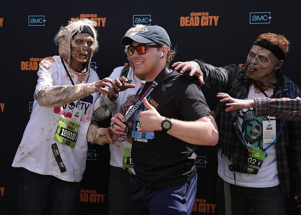 Los participantes en el medio maratón recibieron su medalla frente a un fondo alusivo a la serie, que se sitúa en tiempos en que
<b> solo los zombis habitan la ciudad de Nueva York</b>.