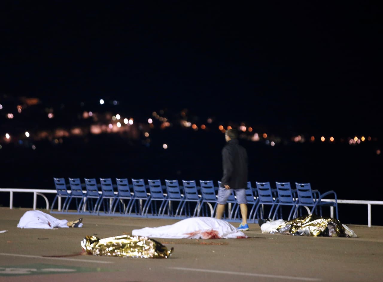 Otro testigo dijo que el camión se movía en zig-zag mientras las personas huían gritando hacia los restaurantes y hoteles cercanos. Foto de Eric Gaillard/Reuters