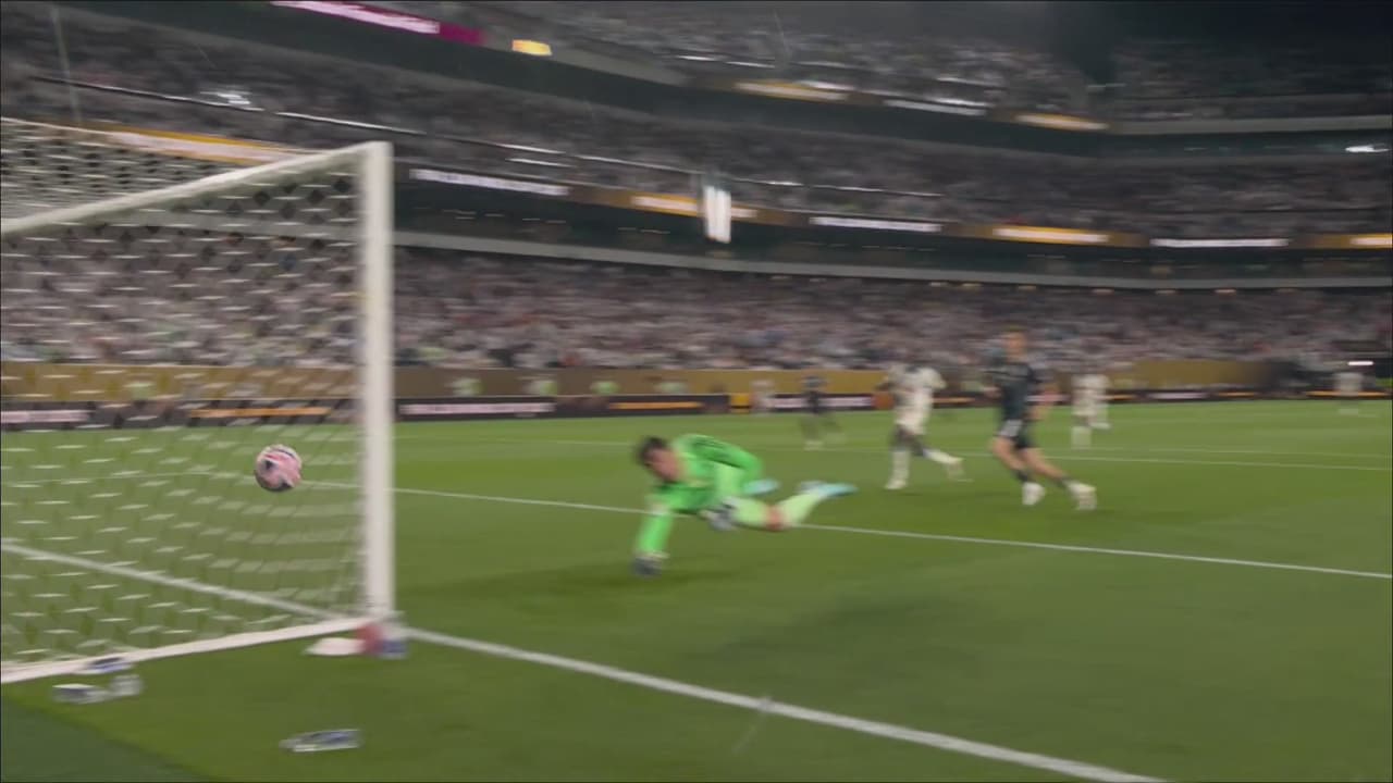 ¡Atajada salvadora de Courtois evita el gol del Salzburgo!