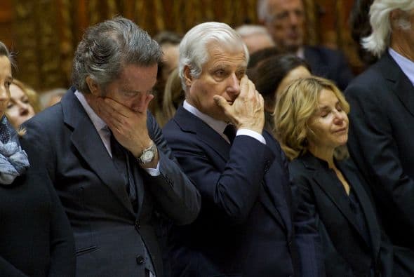 Alfonso Diez (izq.), viudo de la duquesa de Alba y el hijo mayor de ésta, Carlos Fitz-James Stuart, por momentos no pudieron contener las lágrimas.