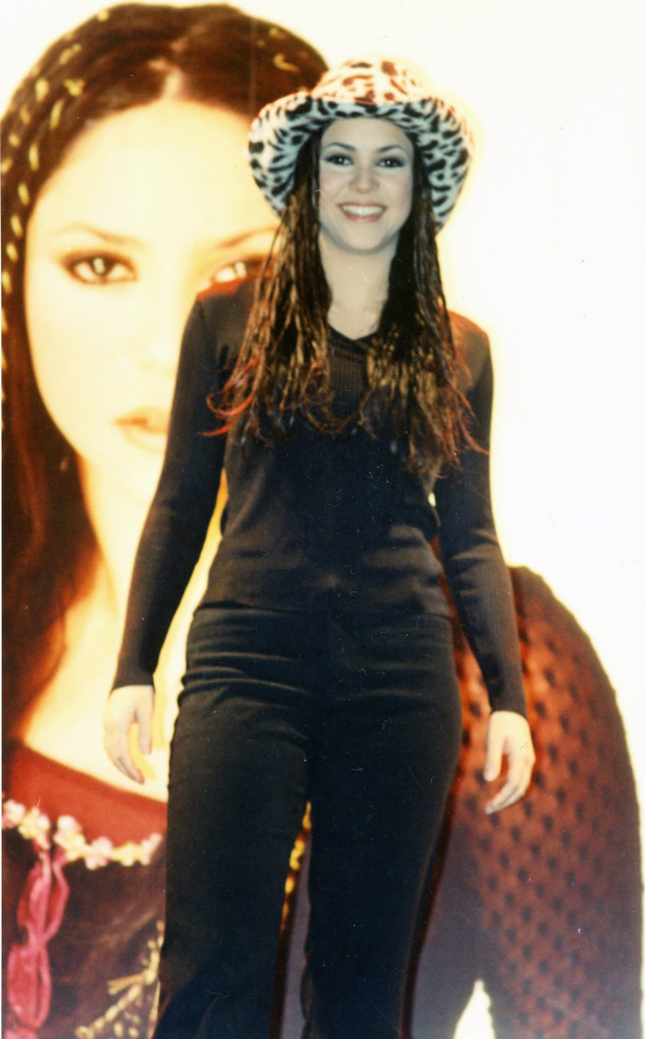 Shakira saltó a la fama en 1996, cuando la cantante solía usar una larga cabellera negra y un 'look' más parecido al de una rockera.