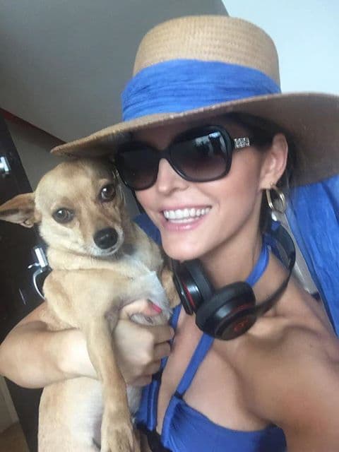 La cantante recomienda a sus seguidores que cuando estén pensando en adquirir una mascota adopten, en lugar de comprar, pues "muchos necesitan un hogar".