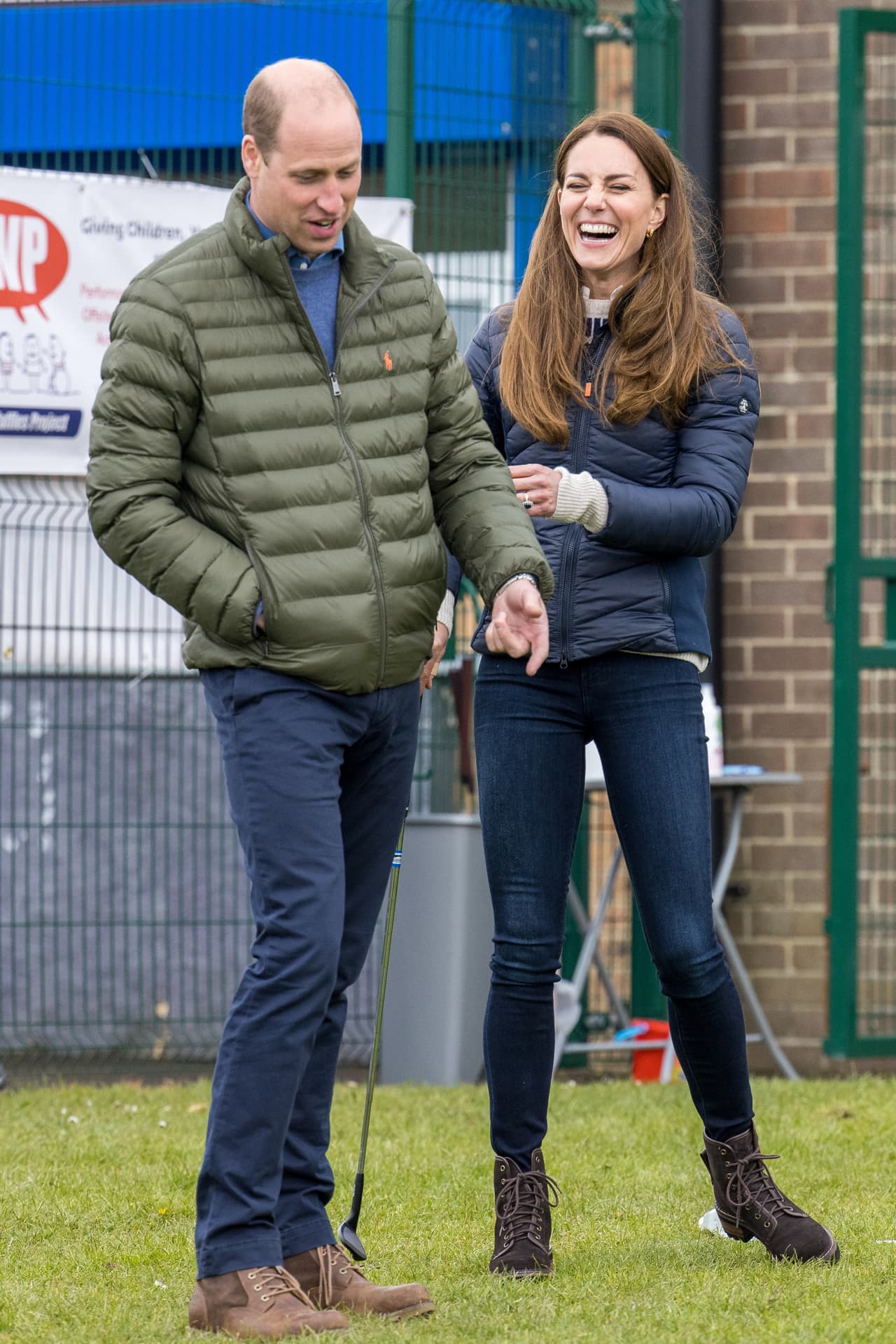 Después de estar en la granja, los Cambridge fueron a un evento de caridad en el que 
<b><a href="https://www.univision.com/famosos/en-fotos-kate-middleton-sorprende-con-sus-habilidades-para-el-futbol-aunque-su-hijo-george-dice-que-no-sabe-jugar-fotos" target="_blank">demostraron sus habilidades en el golf</a></b>, pero la duquesa no quedó bien parada. ¿Sería porque se quitó las botas?
<br>