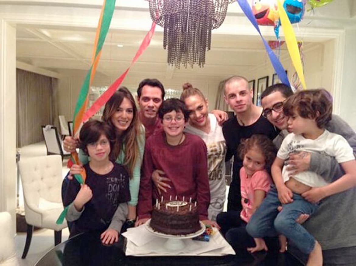 Los jóvenes se llevan muy bien con todos sus medios hermanos y con las exparejas de su papá. Aquí podemos ver a Ryan y Christian al lado de Shannon de Lima y Jennifer López.