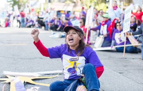 Mujeres latinas protestan contra los abusos laborales en California