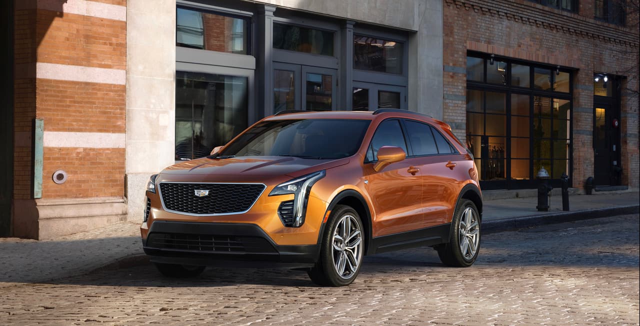 Desde el punto de vista del estilo la Cadillac XT4 2019 cumple con 
<b>todos los requisitos</b> para ser un Cadillac moderno. Su diseño es muy similar al de su exitosa hermana mayor, la XT5. Las diferencias más notorias, aparte del tamaño, es una parrilla que es notoria y proporcionalmente más amplia adornada con una textura de malla hasta ahora reservada para los 
<b>modelos más potentes de la marca.</b>