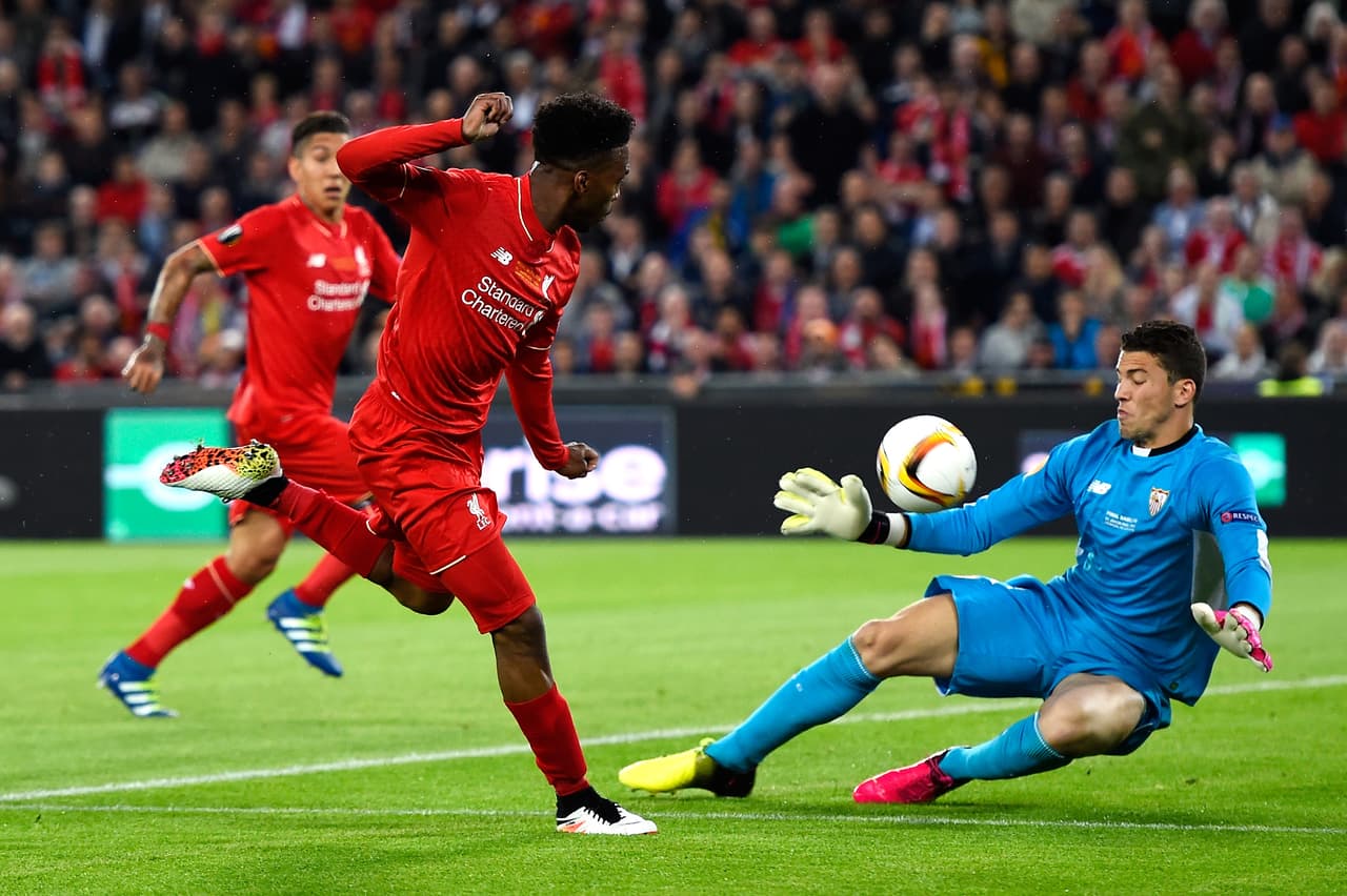 En los minutos iniciales Sturridge tendría la oportunidad de abrir el marcador pero el arquero sevillano evito el gol.