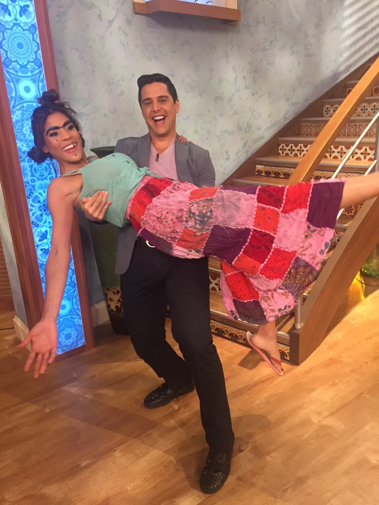 La casa se llena de alegría con su presencia.