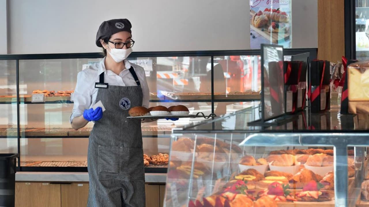 Ponga en práctica las recomendaciones para evitar la propagación del virus, usando mascarilla que cubra boca y nariz cuando no esté en la mesa, mantenga el distanciamiento social de 6 pies indicado.
<br>