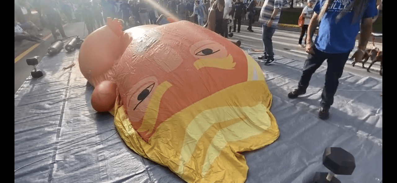 Incluso el icónico “bebé Trump” de las protestas, estuvo presente en las afueras del BB&T Center.