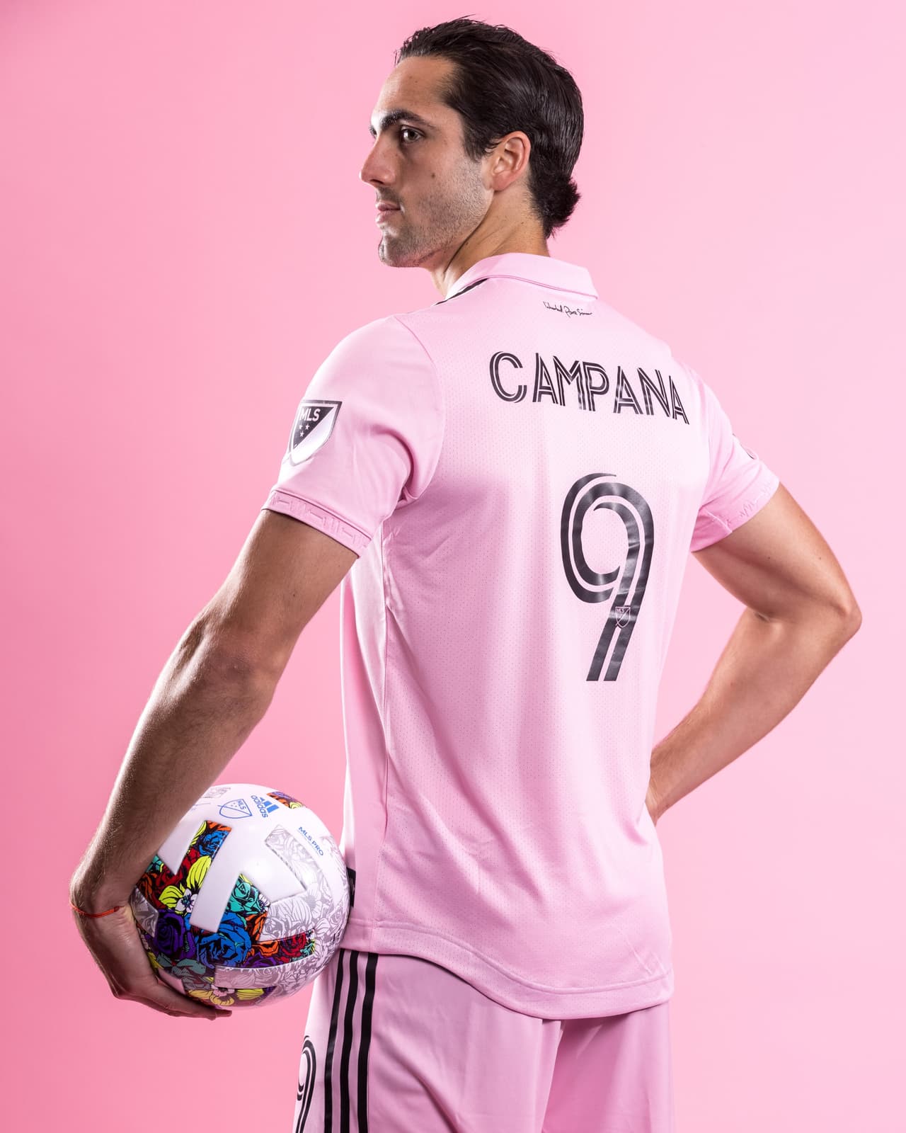 En la parte posterior de la camiseta puede leerese la frase en español "Libertad Para Soñar".
<br>