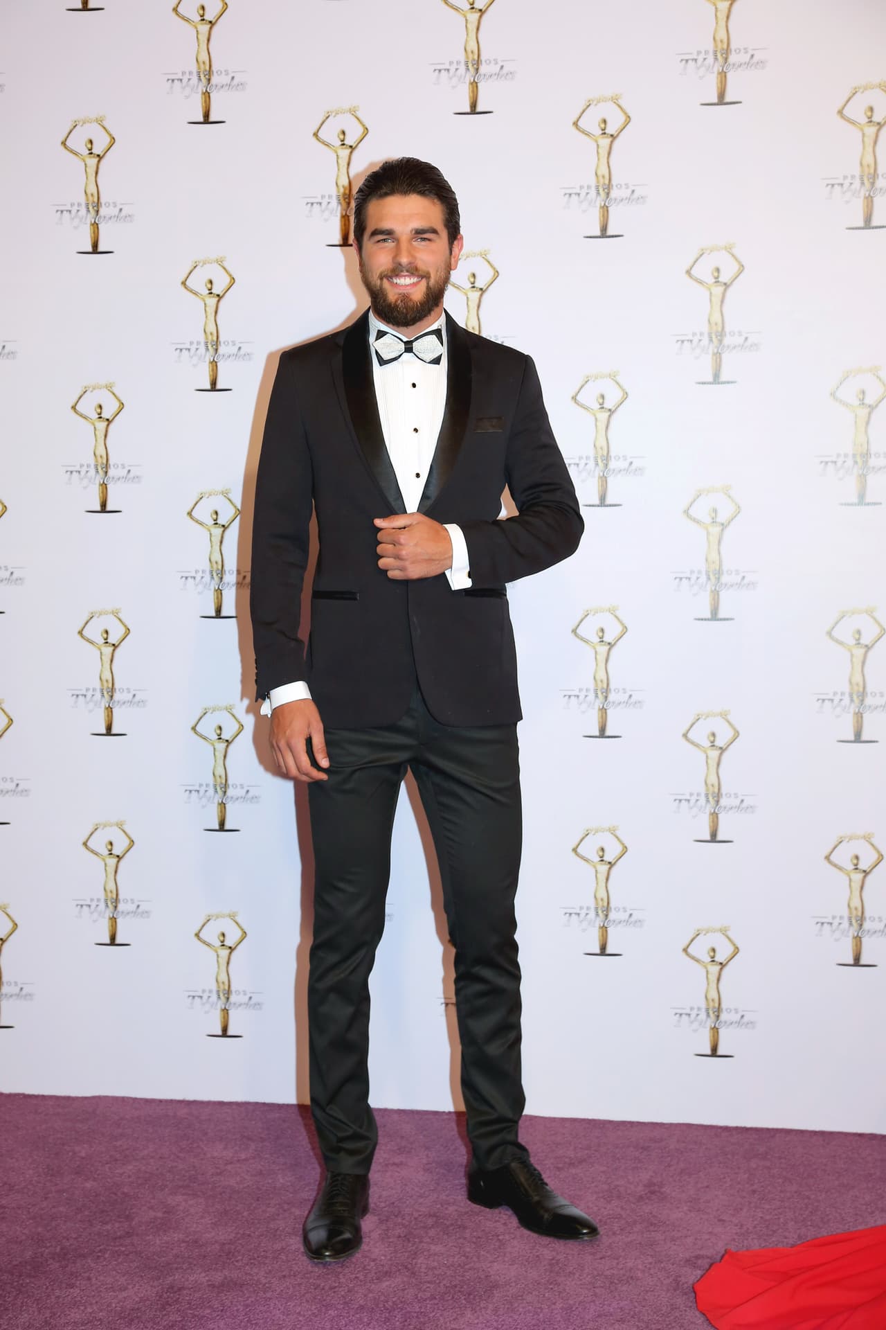 <b>Lucas Bernabé</b> enamoró a las presentes con su sonrisa y coqueta mirada, ¿te gusta cómo se ve de traje?