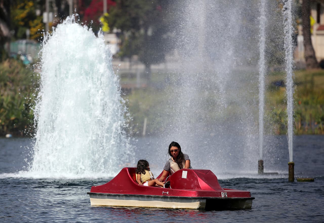 Varias personas acudieron el jueves a pedalear botes en el lago de Echo Park, en Los Ángeles.