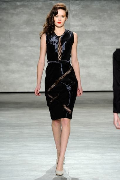 Dejar un poco de piel visible es el preámbulo perfecto para que la celebración se prolongue después de la cena.