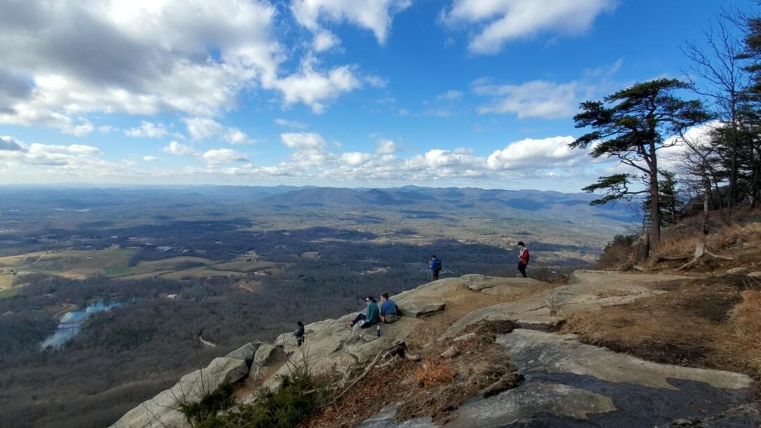 Al norte del estado, 
<b><a href="https://www.univision.com/local/atlanta-wuvg/conquistta-mount-yonah-espectacular-coloso-piedra-georgia-fotos">Mount Yonah es una maravilla de roca que ofrece vistas espectaculares a quienes logran conquistar el trayecto</a></b>.