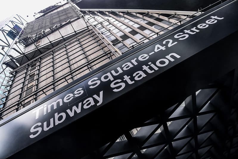 Aproximadamente 330.000 personas pasan diariamente por Times Square, muchos de ellos turistas, mientras que más de 460,000 peatones caminan por Times Square en sus días más concurridos.
<br>