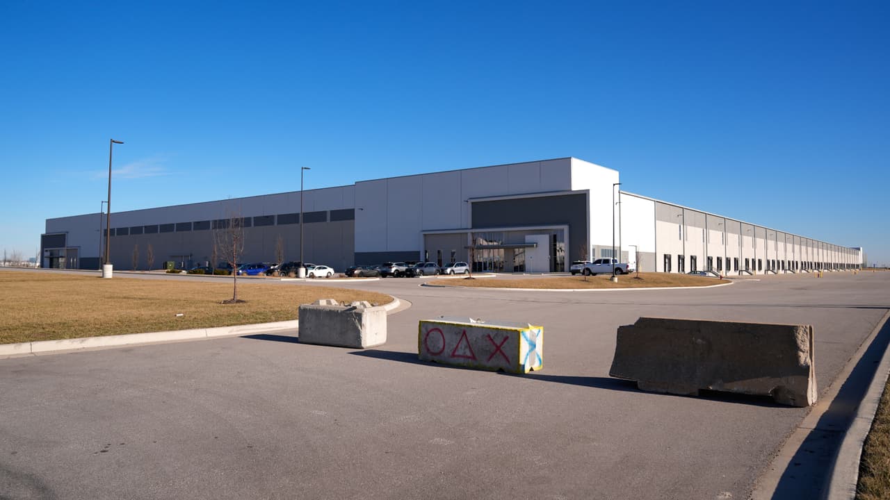 El DMV frena nuevos centros de detención de ICE mientras el DHS compra más almacenes