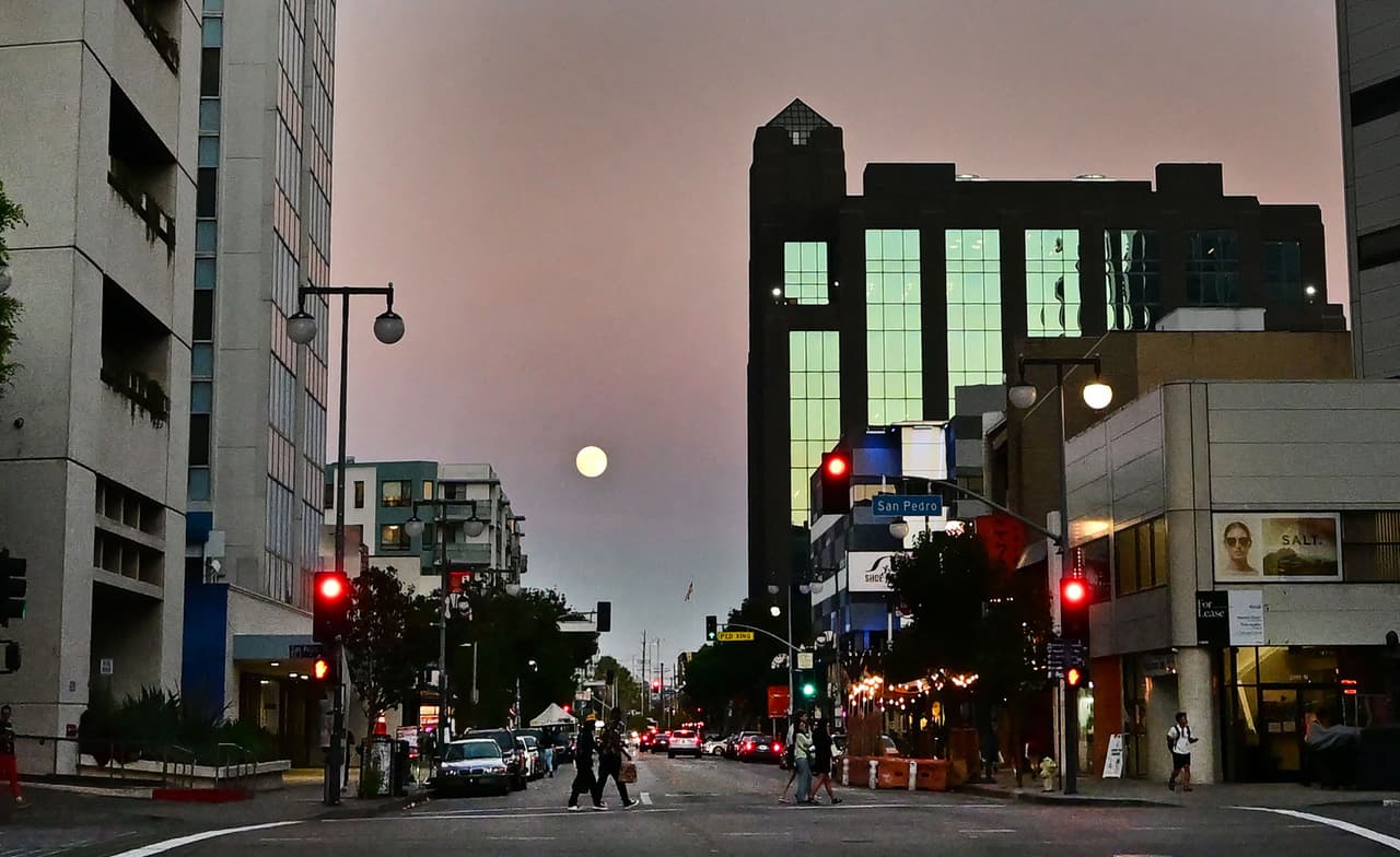 La NASA explica que las superlunas ocurren 
<b>"cuando una luna llena coincide con el mayor acercamiento de la Luna a la Tierra en su órbita elíptica, un punto conocido como perigeo".</b> Durante cada órbita de 27 días alrededor de la Tierra, "la Luna alcanza tanto su perigeo, a unas 226,000 millas (363,300 km) de la Tierra, como su punto más lejano, 
<b>o apogeo, a unas 251,000 millas (405,500 km) de la Tierra</b>", explica la agencia. Esta gráfica fue tomada la noche de este martes en Los Ángeles, California.
