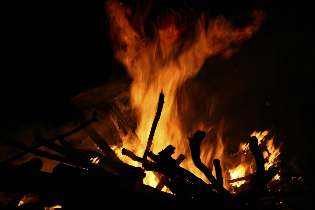 El solsticio de verano es el día más largo del año y con él, llegan varios rituales que puedes hacer, inclusive dependiendo de tu signo, y es que en este "nuevo camino" del Sol, puedes aprovechar para deshacerte de todo lo negativo en tu vida y atraer un cambio puro.