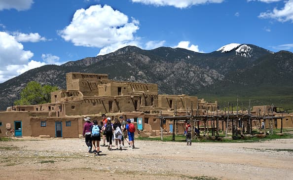 <b>14.- Taos, Nuevo México .-</b> Con 2,124 habitantes esta localidad se coloca en el número 14 de la lista. Este lugar es famoso por ser el hogar de indígenas estadounidenses que le dan un sabor multicultural al área. Además, este sitio ha sido escenario de cintas como "Easy Rider" y "Butch Cassidy and the Sundance Kid".
<br>