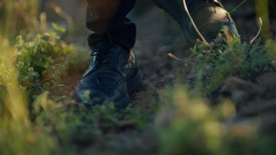 Todo era una trampa de Emir, ella le advirtió que el terreno estaba lleno de minas, pero Kemal siguió caminando para ponerla a salvo. Lo que Nihan temía sucedió: su amado pisó una bomba y si daba un paso más moriría al instante.