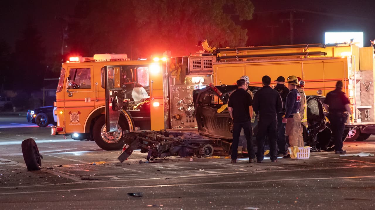 Policías informaron que las drogas y el alcohol no parecen ser un factor en el incidente, y que el conductor de la Honda Pilot fue trasladado al hospital con lesiones leves.
<br>