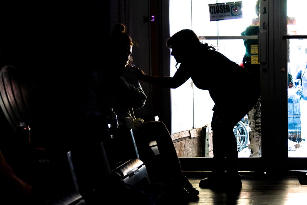 Los funcionarios de Filadelfia enfatizan que la 
<b>naloxona</b> aún debe administrarse en todos los casos en los que se sospeche una sobredosis, ya que la xilazina casi siempre se encuentra en combinación con el fentanilo. “Nadie pidió xilazina en el suministro de medicamentos. Antes de que nadie lo supiera, la comunidad dependía químicamente de él. Así que ahora, sí, la gente lo busca”, dice 
<b>Sarah Laurel,</b> fundadora de Savage Sisters.