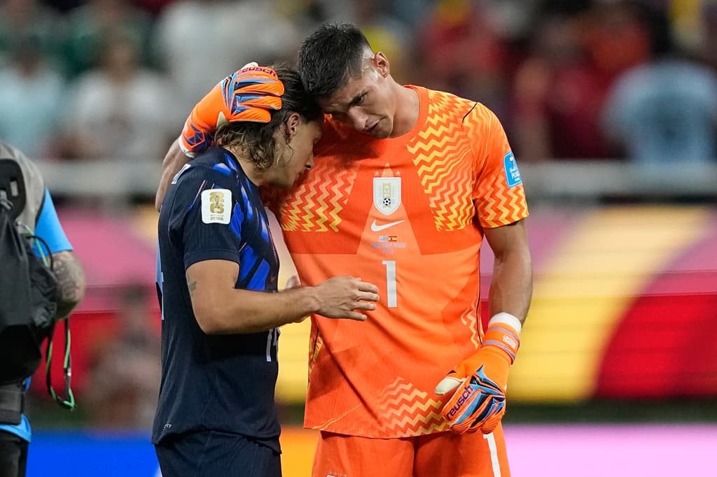 El portero Sergio Rochet abraza a su compañero Agustín Canobbio. Uruguay ha quedado eliminado de la Copa Mundial