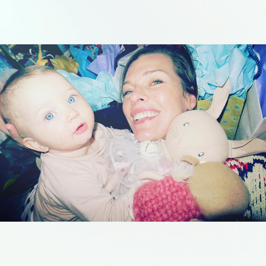 Milla Jovovich disfruta jugar junto a su angelito, Dashiel Edan.