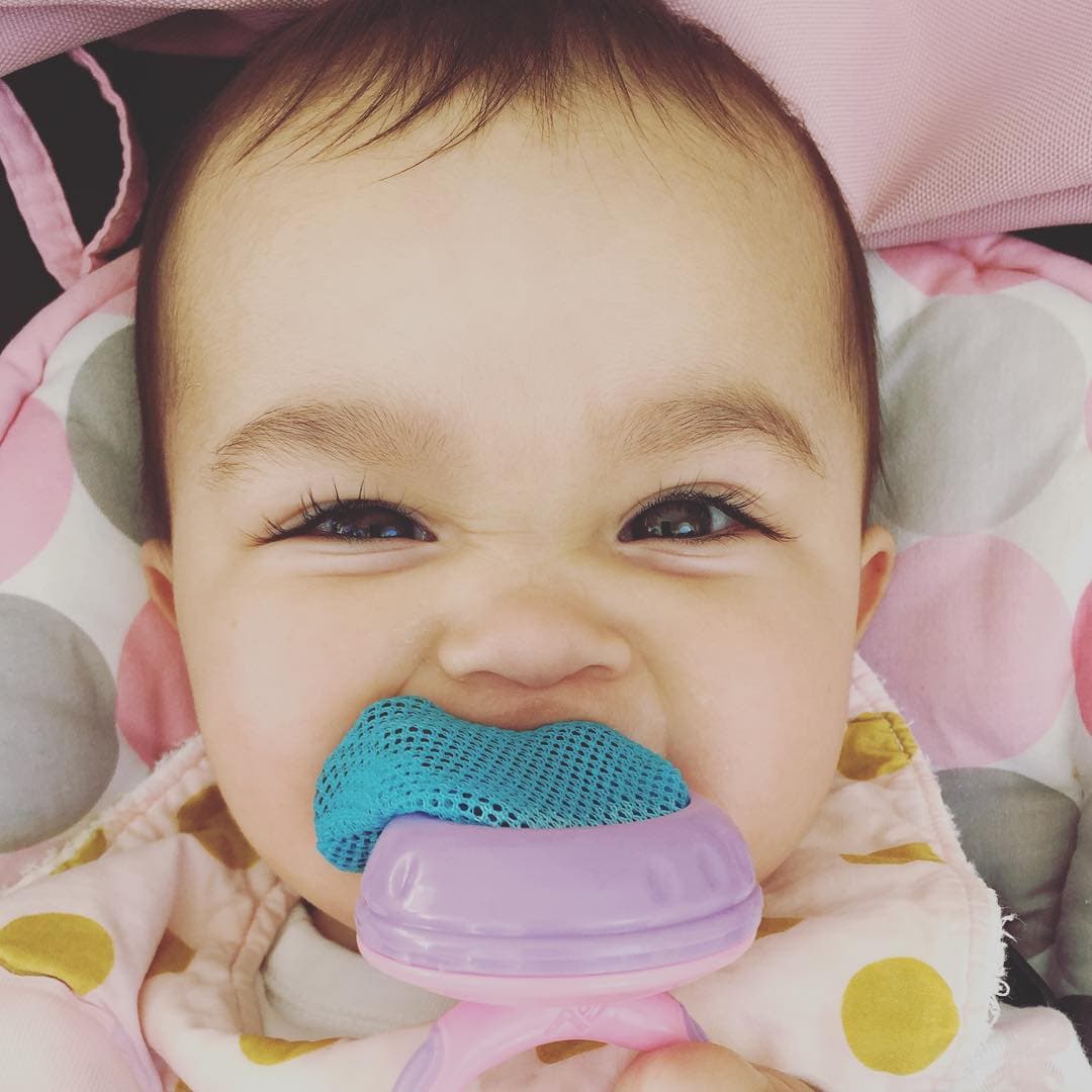 La pequeña Andrea Sofía, hija de Bárbara Bermudo, dando sus primeras probaditas a unas uvas.