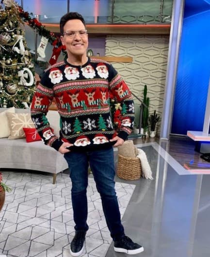 Ya en el estudio, Raúl presumió este suetercito.