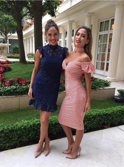 Con la futura esposa, la hermanita de Karla se casa.