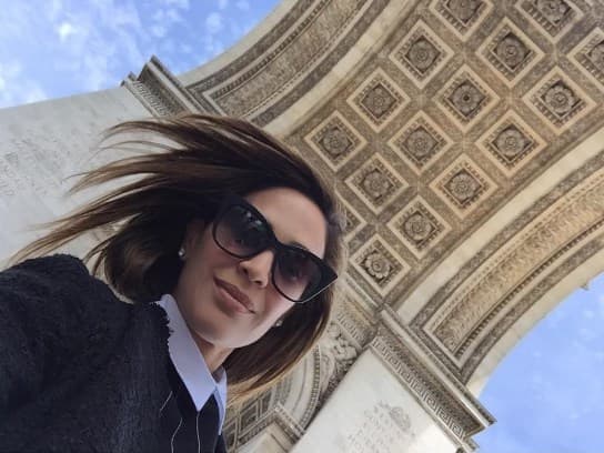 En el monumento más representativo de París, el Arco del Triunfo.