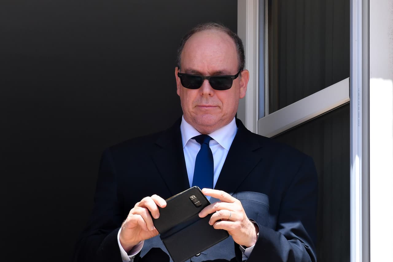 De ese amor no tiene dudas 
<b><a href="https://www.univision.com/famosos/haz-lo-que-tengas-que-hacer-alberto-de-monaco-aconseja-al-principe-harry-fotos">el príncipe Alberto II de Mónaco</a></b>, quien prácticamente ha visto crecer, a la distancia, al príncipe Harry.